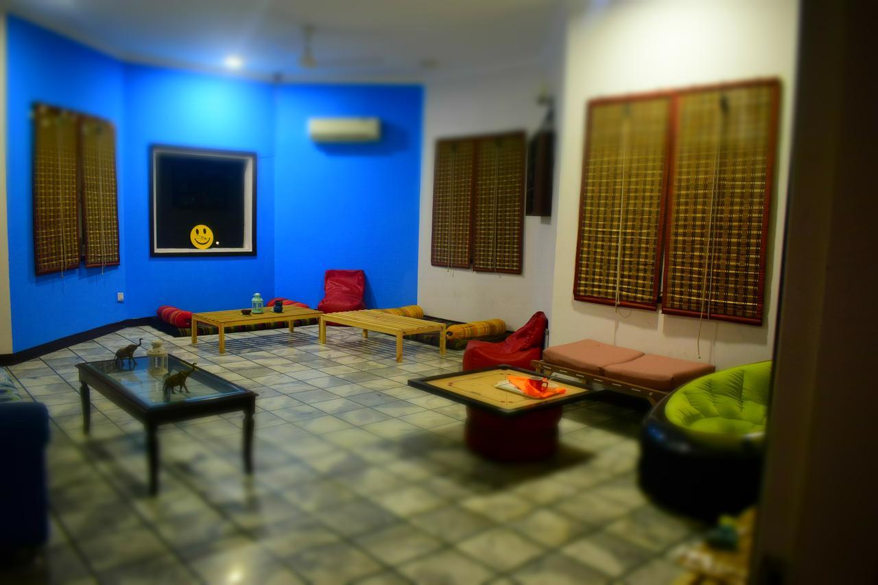 Roots Hostel Ню Делхи Екстериор снимка